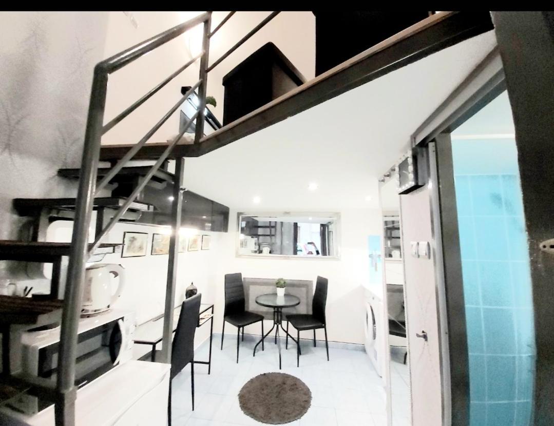 Like Studio City Centrum, Wifi, Terrace Budapest Esterno foto