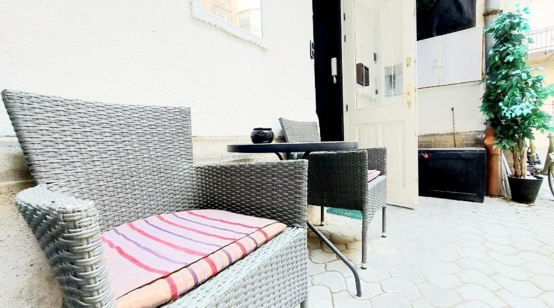 Like Studio City Centrum, Wifi, Terrace Budapest Esterno foto