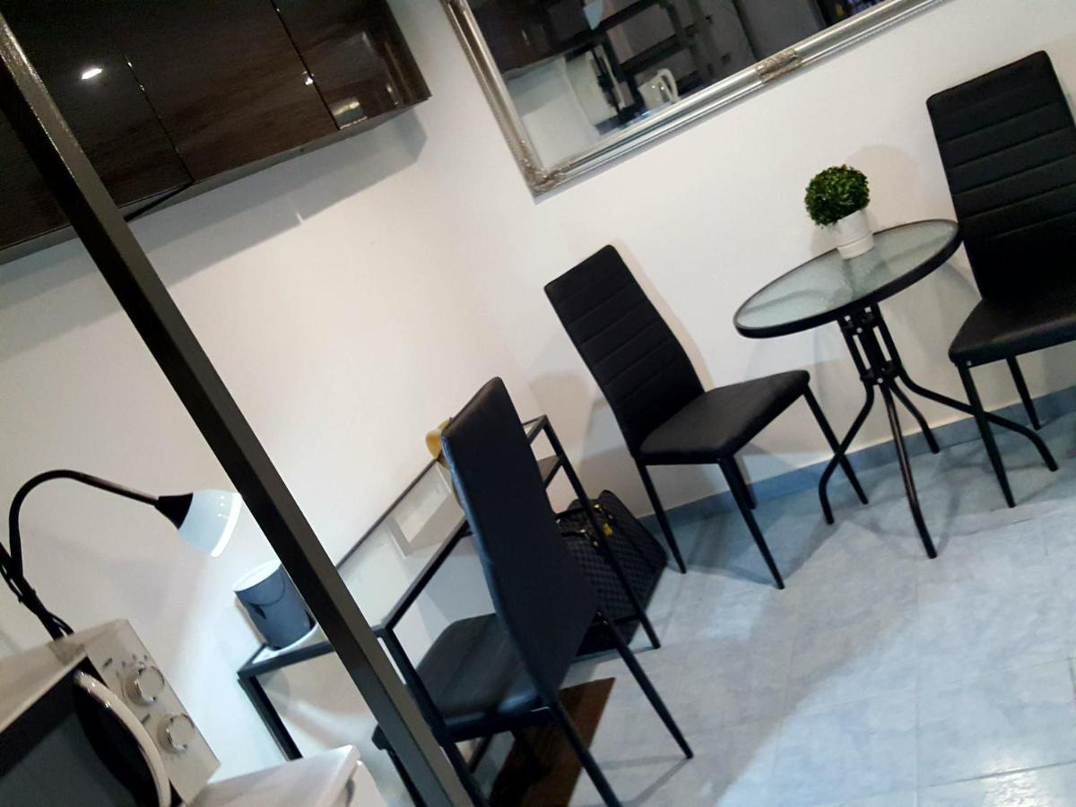 Like Studio City Centrum, Wifi, Terrace Budapest Esterno foto